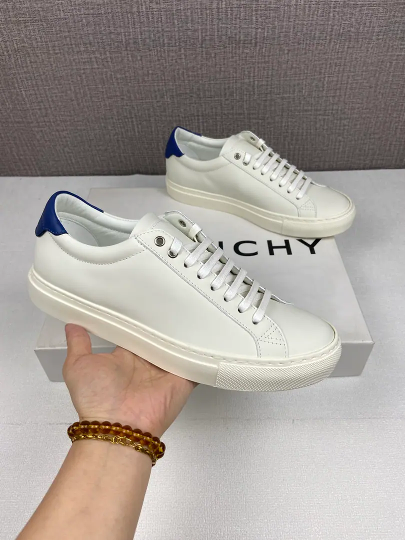 Sell(Couple money.) Match: Women36 －39Men38One.44(35, 45, 46Do it.) Soft cow leather low gang sneakers. Urban StreetSeries Precision Department Money Back up and back.GIVENCHY Paris LOGO Leather inside., I'm not sure.GIVENCHY Paris LOGOStamps Flexible and comfortable.