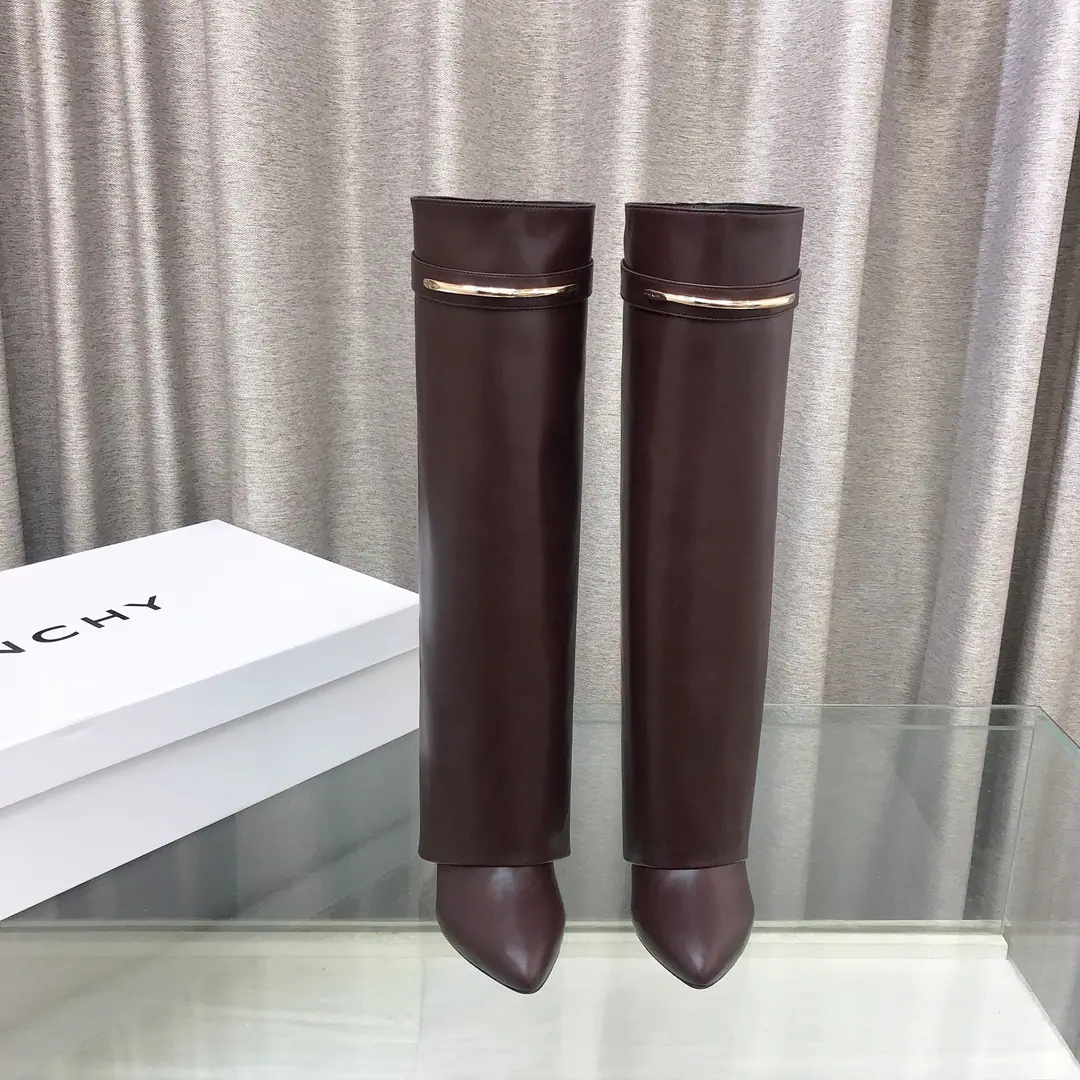 Top Version（Make a deal.） GIVENCHYKifanshi.SharkThe new series of straight boots with a pair of leather boots. ✨Original1:1Development, The legs are covered with leather beams., With a metal clip, carved.GIVENCHY LOGO, Pointy-heading shoes., Straight boots., Designing 100 sets., The layout's comfortable., Cover the slopes and...9.5cm ✨Fabulous.: Cow leather., Liner: Lamb leather. ✨Codes: 35～42