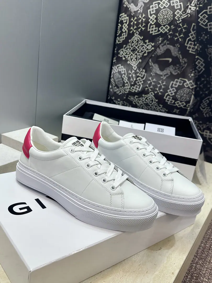 Plant prices: Female size Men+20 Top GIVENCHY 2026Spring and summer's classic couple money with four seasons of leisure shoes. The Kifansi alphabet.logoThe hardware is tied to the bottom of the round and the colored sports skateboards. Material:I'll import a cow's skin on my shoe.+In the skin of the watered cow.+Original OpenTpuOtsumi! Size: Female size35-41(40.41Custom without re-offer) Men38-46(38.45.46Customize or not change）