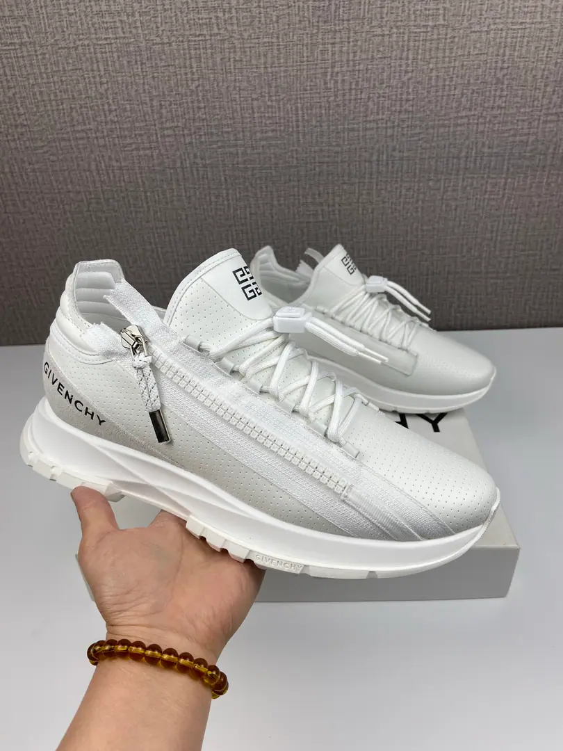 SpectreSeries Sell Match: 38One.44(45, 46Do it.) Low gang sneakers., Side match.4G LOGOZipper., Wearing bands with colored straps, With fabric and metal zippers. Same-skinned tech-shoes., Match4G LOGO- Pump the rope. ♪ Shoe tongues on the4G LOGOStamps SidesarkGIVENCHY LOGOStamps, Shoes bottom stamp.GIVENCHY LOGO Underground printingGIVENCHY 4G LOGO Light-tech shoe bottom.