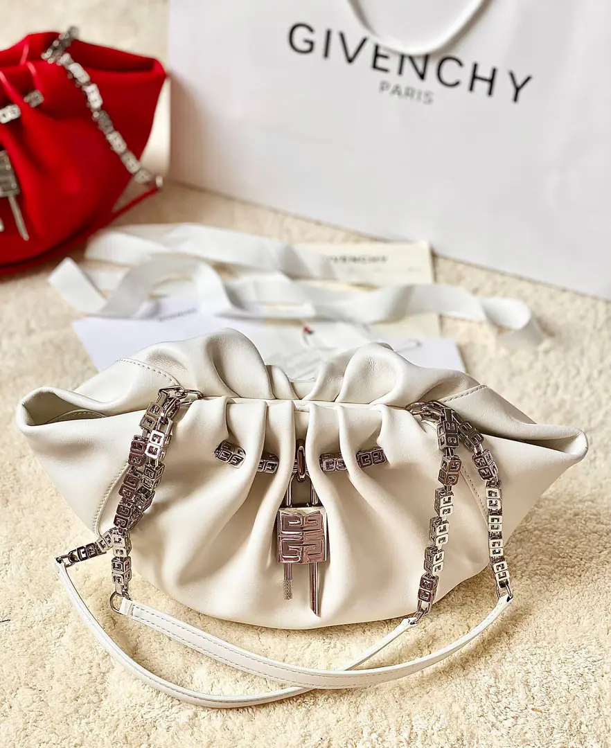 Batch The top Van Hee new.KennyBag💌 The first time I saw this chain, I loved it at first sight. This bag is...GivenchyIt's for the best. KendallJennerLet's go.MetGalaDesigned, So we're calledKenny Bag. It's a little bit like a cloud bag., Added.GivenchyThe sign.GChains andLogoLock button, Gossip Girl.. In the skin of a sheep., My hands are soft and my life is so cool and full of it.!!I'm sure it is.Smallsize But the capacity is absolutely white. Magnetic button opening, It's tight., Don't worry about safety. Dimensions:Long32xHigh22xKuan17CM