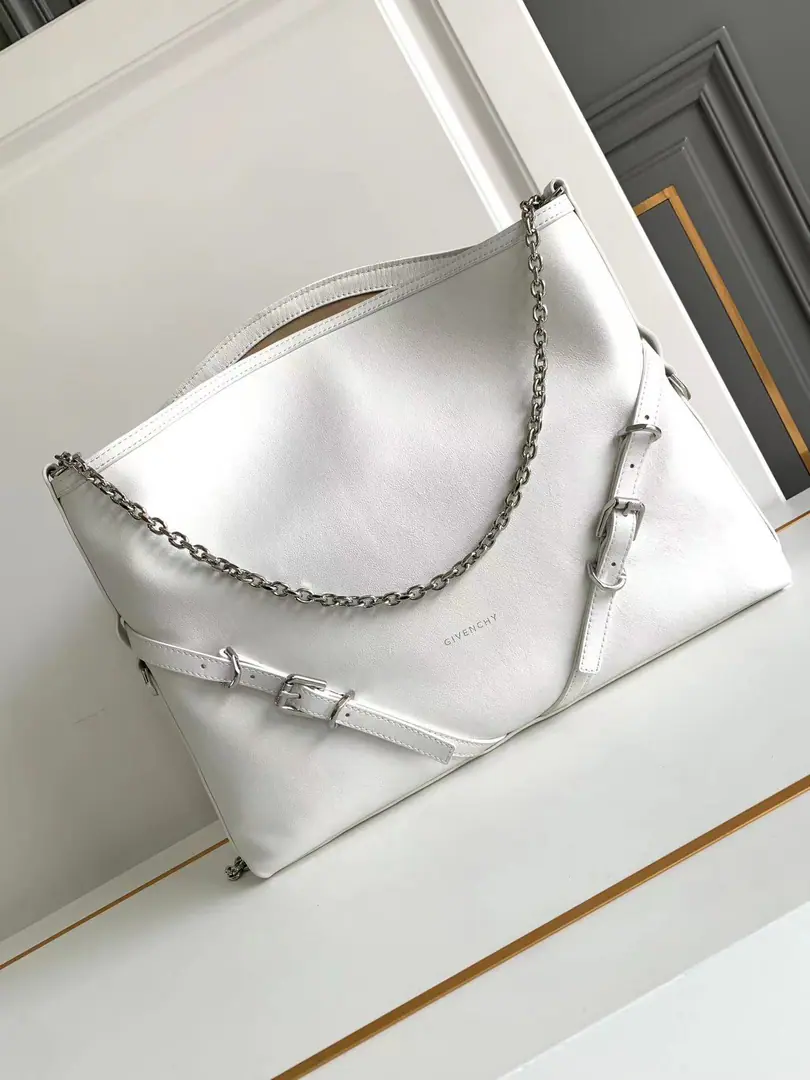Batch. Top First ListGivench*VoyouPut the armpit in your bag. Newly introduced latest handbagVOYOU, You're the only one who can do it.🤔Soften leather, Packet Simple, It's light and heavy. Shoulder belts can be adjusted at will. With cool, bike wind., It's a blast. It's a good-looking one. A proper dimpled Godpiece.+It's extremely functional. Medium Size: Long40xHigh27xKuan6.5cm Search the number.: 19927