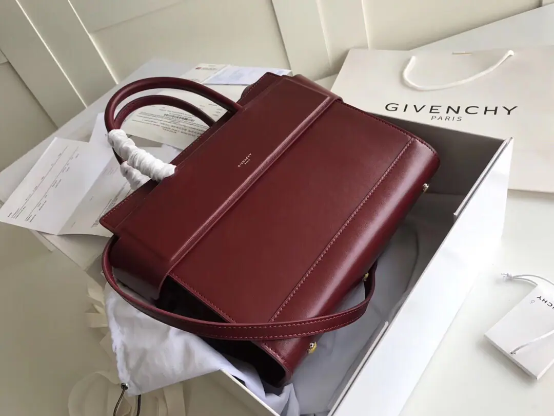 Batch. givenchy Kifanshi.Horizon Flat-faced light skin The handles and the straps match. Prescription of gold-plated hardware accessories It's a built-in mobile bag. Disableable Super-functional. Medium: 27*24*14