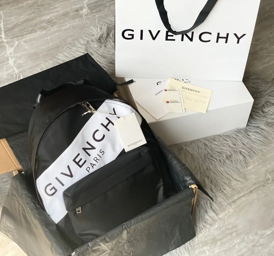 Batch Top First Class France🇫🇷Gifani's double shoulder bag. Synchronise update of cabinet, Men and women with a gender-neutral temperament, The nylon fabric is made with a cow skin., The reticence is good., Different from the market., The hardware is not marketed in gold., A comparison of the silver in the cabinet.. Dimensions: 35x9x45cm
