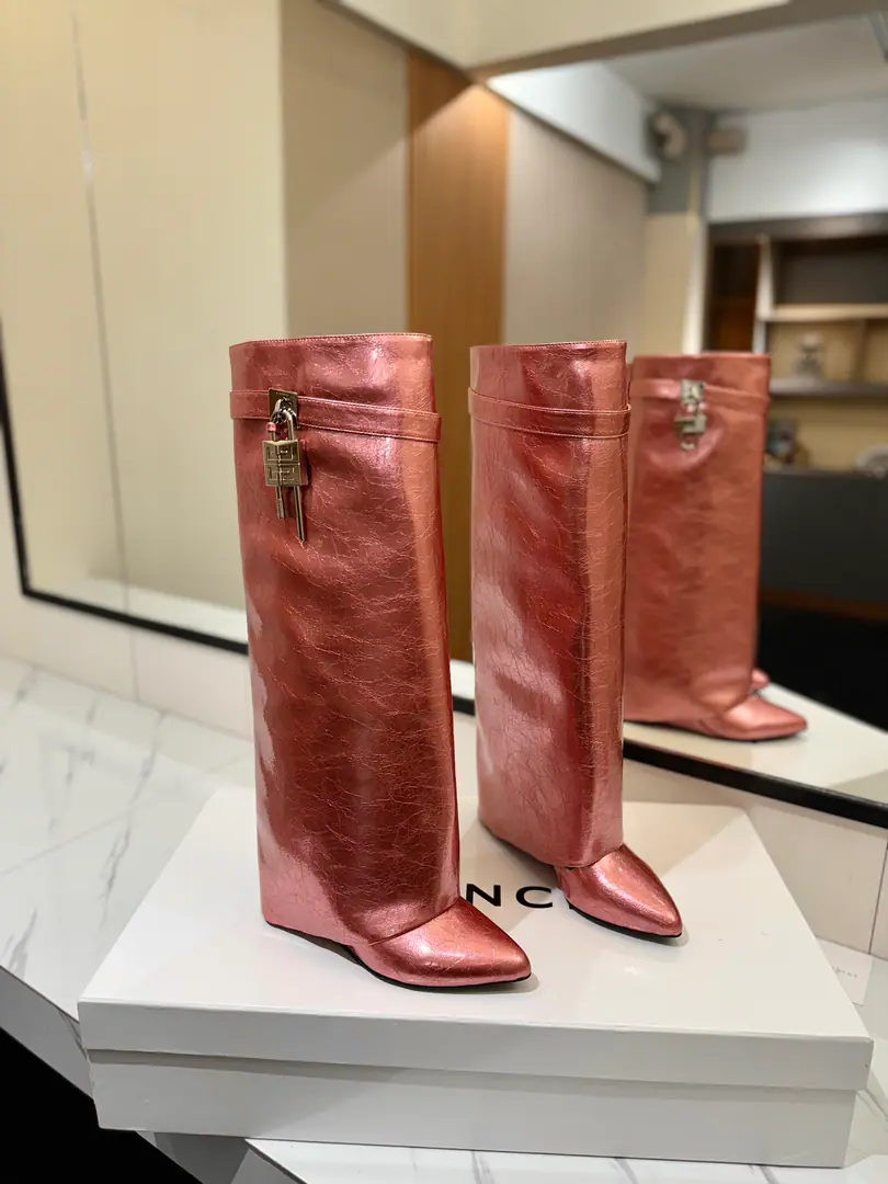 Counter-grade custom version GIVENCHY2026/𝐒𝐒 𝐧𝐞𝐰 New high heel of wrinkled boots., Marketed maximum version Kifanshi. Lock button Wrinkles. The whole fashion circle.‼️ Original development shoe super-generate ‼️Highest Return Shoes ‼️ It's very packaged. Thin. Advanced Super cozy. ‼️ Shoe.: Powder skin. Uchi.: Cowskin. Customize private template logoLogoLock button The buttons are pure silver., Pure gold., The gold and silver mix., Just put the notes on the list. Heel.: Private Templates He's tall.8.5cm Otsumi!: That's a big import. Codes: 35-40【34.40/41:42/Custom without re-offer】