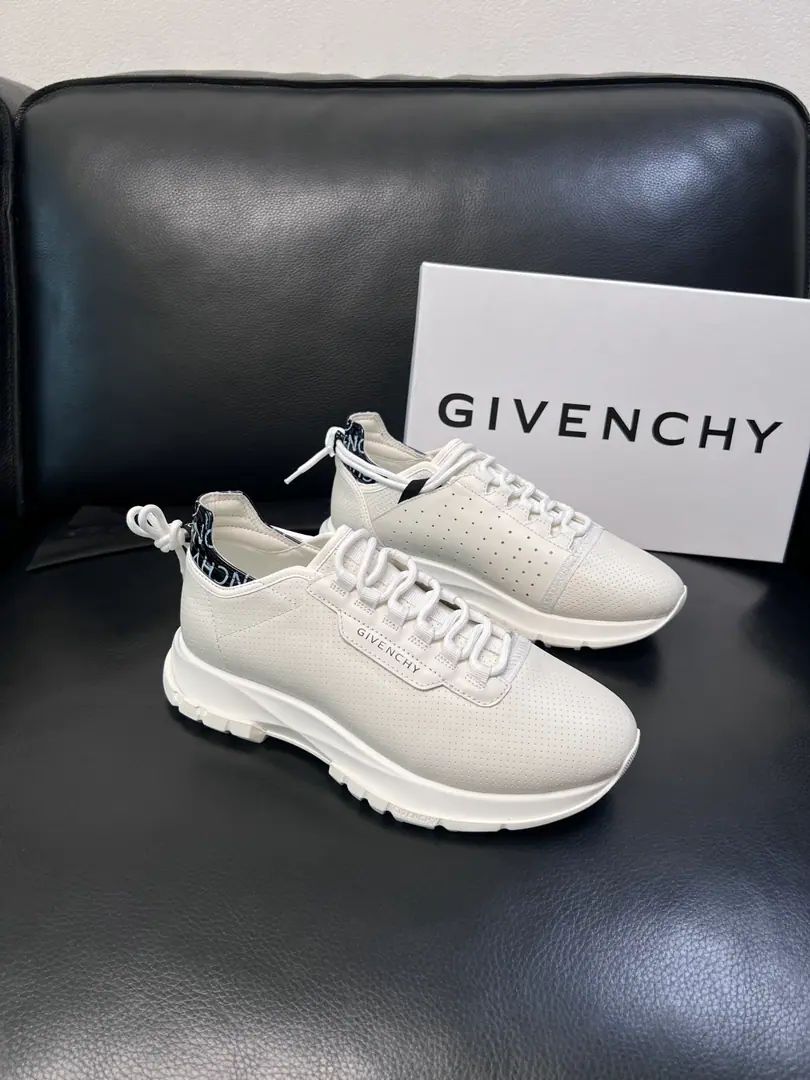 ⚠️Just change the code and don't back off.⚠️ Givenchy High Quality Kifanshi. Top-level craft The cabinet is new., The shoes are for the pastry., Imported rinded cattle mats., Shoes under the sole.: The original plant is used for the original base., It's super comfortable to be a sole-acting base., The original factory and the single., High Quality, Welcome to the comparison., Codes 39-44