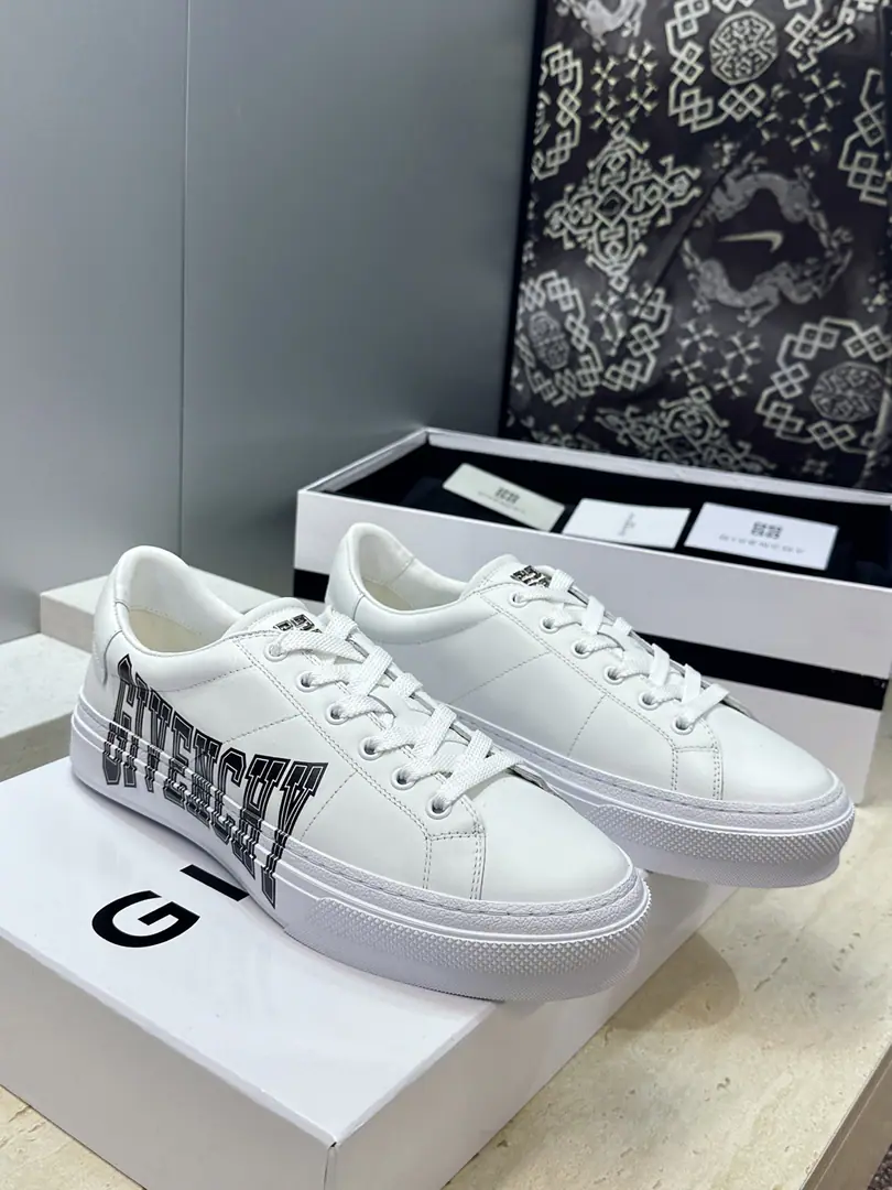 Plant prices: Female size Men+20 Top GIVENCHY 2026Spring and summer's classic couple money with four seasons of leisure shoes. The Kifansi alphabet.logoThe hardware is tied to the bottom of the round and the colored sports skateboards. Material:I'll import a cow's skin on my shoe.+In the skin of the watered cow.+Original OpenTpuOtsumi! Size: Female size35-41(40.41Custom without re-offer) Men38-46(38.45.46Customize or not change）