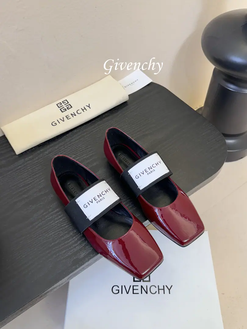GivenchyThe same thing as the Qifan Shinan.Sliced SquareA ballerina flats. The superstar fashion masters grow grass. Cutting Head, Easy and elegant.. It's a combination of style and extreme comfort., Flexure tape”GIVENCHYPARIS“Marking, Personality.. With skirts and suit and panty pants., It's perfect for the grace of ballet shoes in different styles., Take pictures of the film. The shoes were imported in original form and painted./Mirror cow skin., I'll put my foot on the skin inside., ItalyAThat's a big one.Size: 35-41（40.41I'll make sure I don't change it.）
