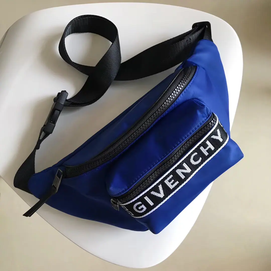 Batch. GIVENC- The waist bag./Chestbag.（size:33x9x12cm）Nironb Production, The owner is constructed as the main zipper and a little zipper pocket on the front.. Black leather zipper., Black canvas can adjust shoulder belts., It's for a pocket bag and a bag., Applicable to men and women.