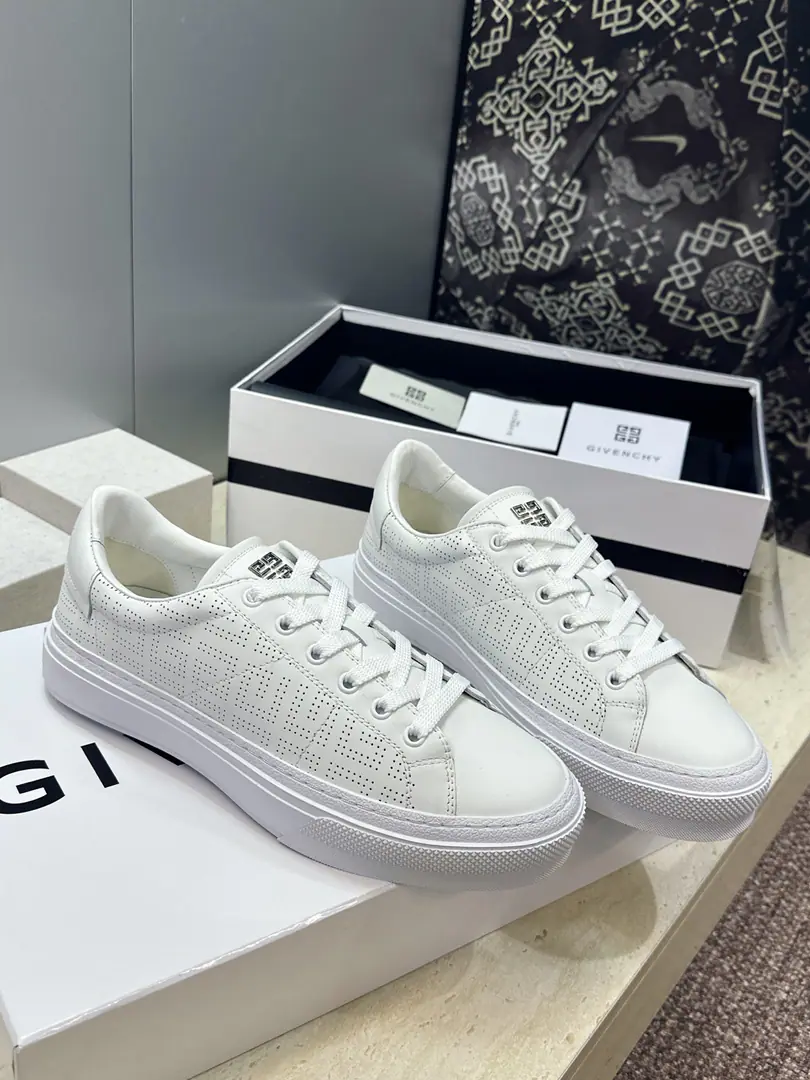 Plant prices: Female size Men+20 Top GIVENCHY 2026Spring and summer's classic couple money with four seasons of leisure shoes. The Kifansi alphabet.logoThe hardware is tied to the bottom of the round and the colored sports skateboards. Material:I'll import a cow's skin on my shoe.+In the skin of the watered cow.+Original OpenTpuOtsumi! Size: Female size35-41(40.41Custom without re-offer) Men38-46(38.45.46Customize or not change）