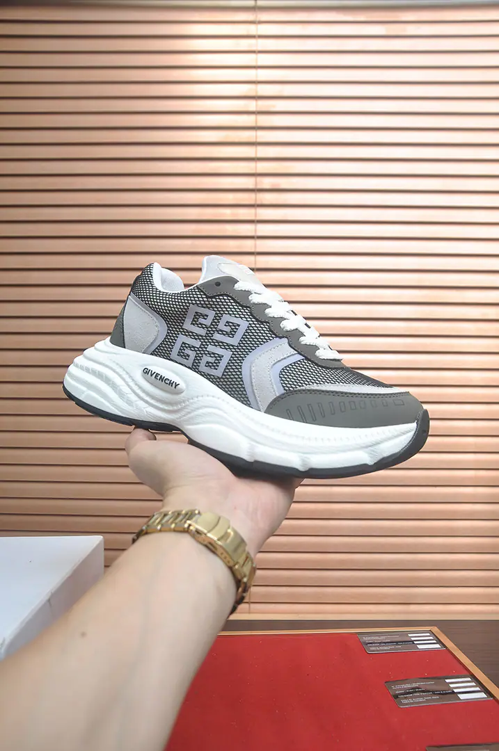 Get out of the factory. 【GIVENCHY.Kifanshi. 】The counter is being sold simultaneously.🔝Shoe.: Italy🇮🇹Imported branded bouquets🌫 It's so luxuries., The air-nets are combined with a double layer., My feet are comfortable., Shoes under the sole.: The original plant is designed for the foaming base of the rubber., Easy., Comfortable., You can come in and out of the counter. Codes38-45（45Custom）Box wrapping.