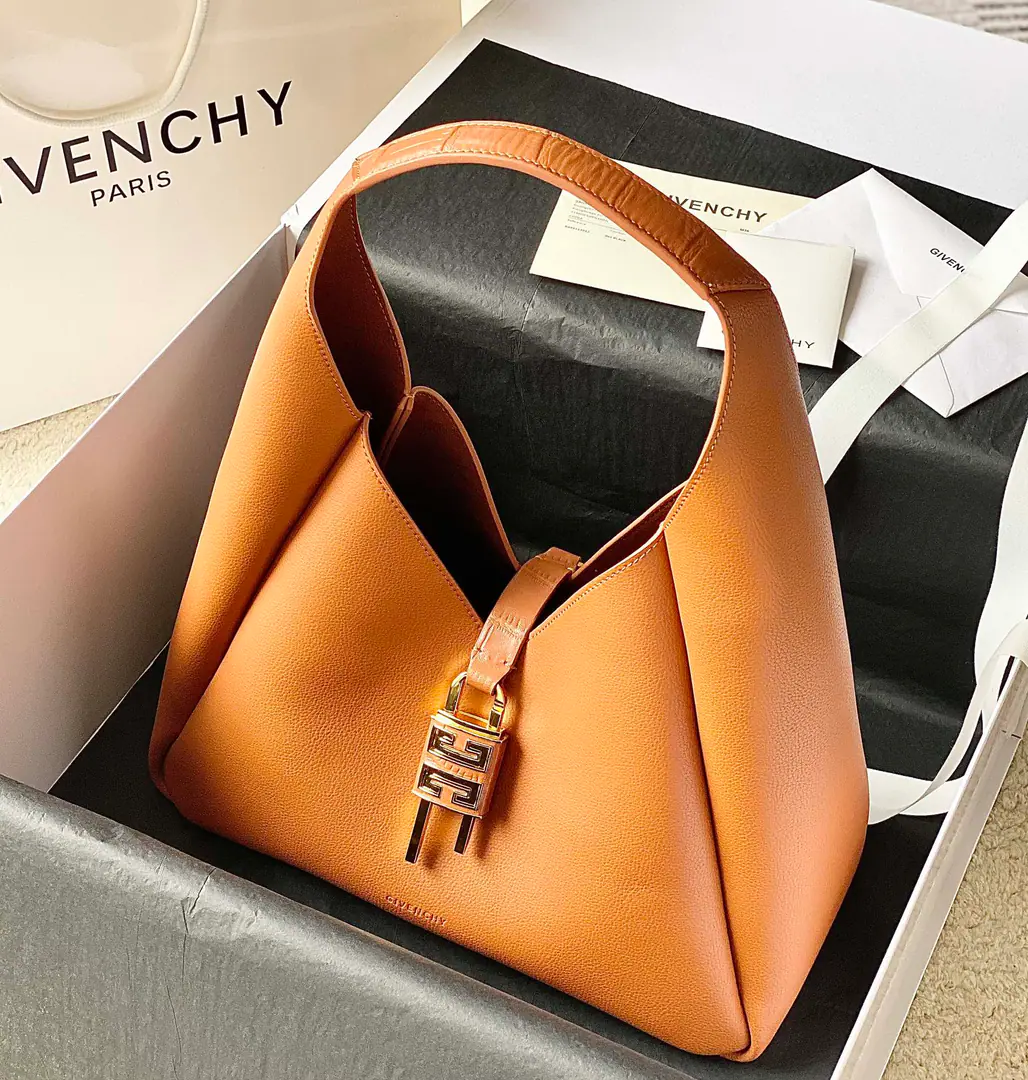 Batch GivenchyThe Chifanshi Summers New Money.G-HOBOHandbag. You can't not be unaware of the new money. 4GHang on., The vagrant bag type. It's a great sense of excellence. It's practical and practical. The whole body is full of calf skin. It's super-high. The handle and the button. Cow skin crushing alligator skin. Search the number.: 19926. Dimensions:31*15*43