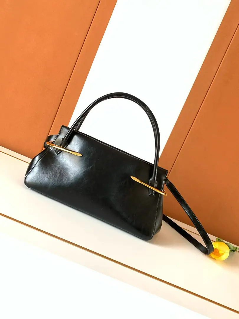 Batch. ［New paragraph］GIVECH*Y🇫🇷pinchHandbag.👜 PinchAs the new designer,SarahBurtonFirst bag after taking up office, It's like a sculpturing of grace and excellence in the bones., The wrapping lines are clean., It's a unique building beauty.. The gold clips are more delicate and sharp.～ Search the number.: 19051 Dimensions: 32*12.5*
