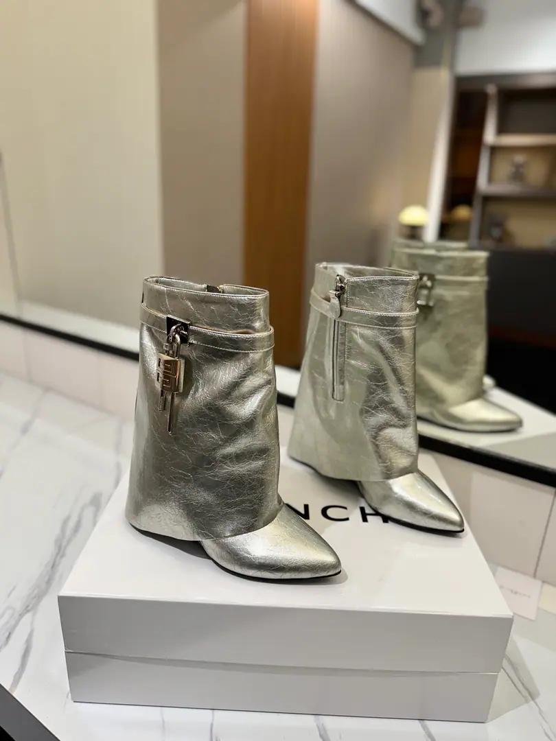 Counter-grade custom version GIVENCHY2026/𝐒𝐒 𝐧𝐞𝐰 New high heel of wrinkled boots., Marketed maximum version Kifanshi. Lock button Wrinkles. The whole fashion circle.‼️ Original development shoe super-generate ‼️Highest Return Shoes ‼️ It's very packaged. Thin. Advanced Super cozy. ‼️ Shoe.: Powder skin. Uchi.: Cowskin. Customize private template logoLogoLock button The buttons are pure silver., Pure gold., The gold and silver mix., Just put the notes on the list. Heel.: Private Templates He's tall.8.5cm Otsumi!: That's a big import. Codes: 35-40【34.40/41:42/Custom without re-offer】
