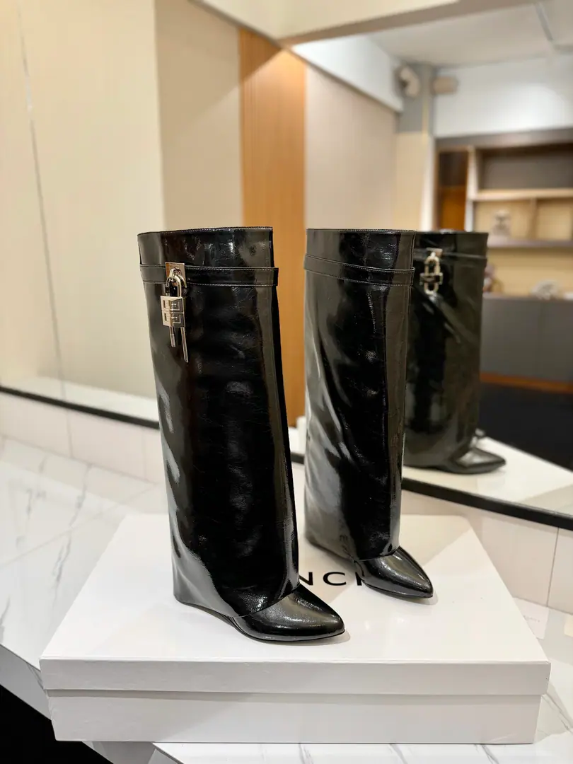 Counter-grade custom version GIVENCHY2026/𝐒𝐒 𝐧𝐞𝐰 New high heel of wrinkled boots., Marketed maximum version Kifanshi. Lock button Wrinkles. The whole fashion circle.‼️ Original development shoe super-generate ‼️Highest Return Shoes ‼️ It's very packaged. Thin. Advanced Super cozy. ‼️ Shoe.: Powder skin. Uchi.: Cowskin. Customize private template logoLogoLock button The buttons are pure silver., Pure gold., The gold and silver mix., Just put the notes on the list. Heel.: Private Templates He's tall.8.5cm Otsumi!: That's a big import. Codes: 35-40【34.40/41:42/Custom without re-offer】