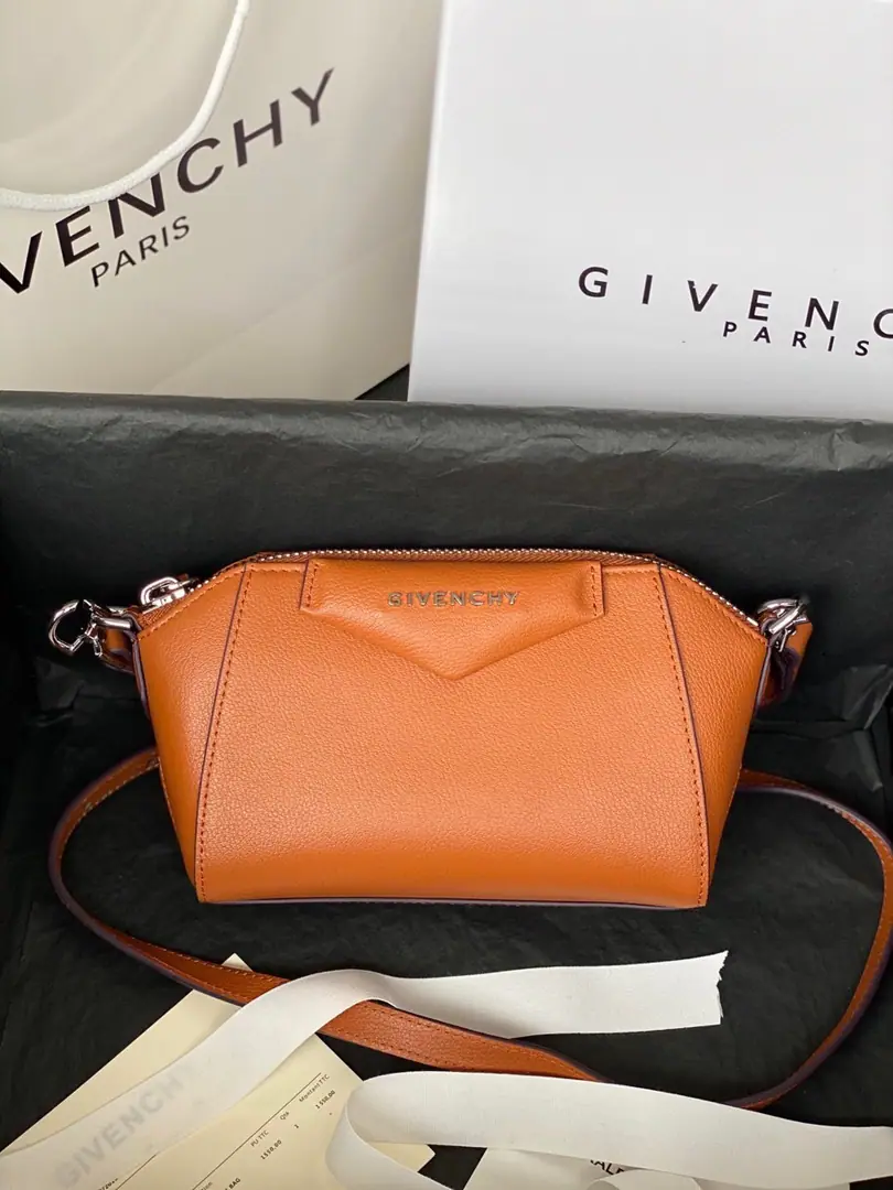 Batch. The Gifani New.givenc&yFrench.🇫🇷Latest🆕Antigona Nano One shoulder bag., Use imported goats！Soften leather., Handmade, Very small, but very large., Cell phone charge., Cosmetic lipstick.💄You can put it in all the way.！Baby., You like it?💕The price is super-crowd., You deserve it.[Love.] Dimensions: 18*13*7 Search the number.9981-4