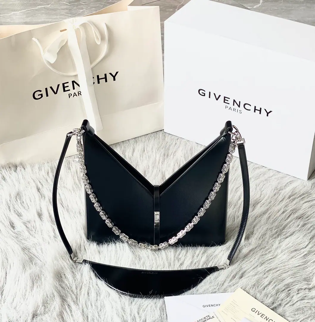 Batch 📢🇫🇷GivenchyThe new Qifanshi.VshapeCut Out Handbag. Original French factoryboxPee. With bronze.4GThe hardware chain.⛓️ size: 27*27*6