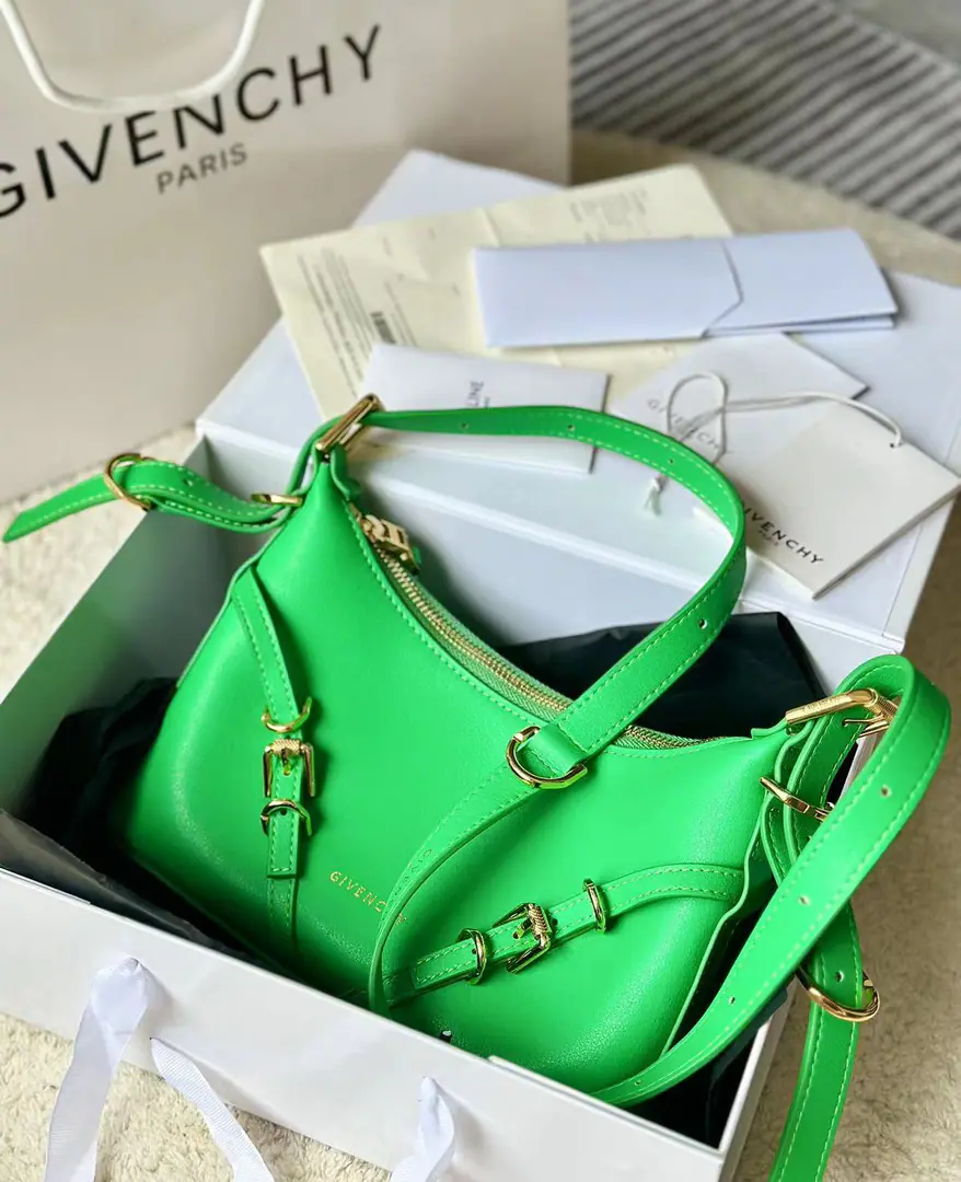 Batch Top First ListGivench*VoyouPut the armpit in your bag. Newly introduced latest handbagVOYOU, You're the only one who can do it.🤔Soften leather, Packet Simple, It's light and heavy. Shoulder belts can be adjusted at will. With cool, bike wind., It's a blast. It's a good-looking one. A proper dimpled Godpiece.+It's extremely functional.‼️ Dimensions: 24*18*3.5 Search the number.: 19928