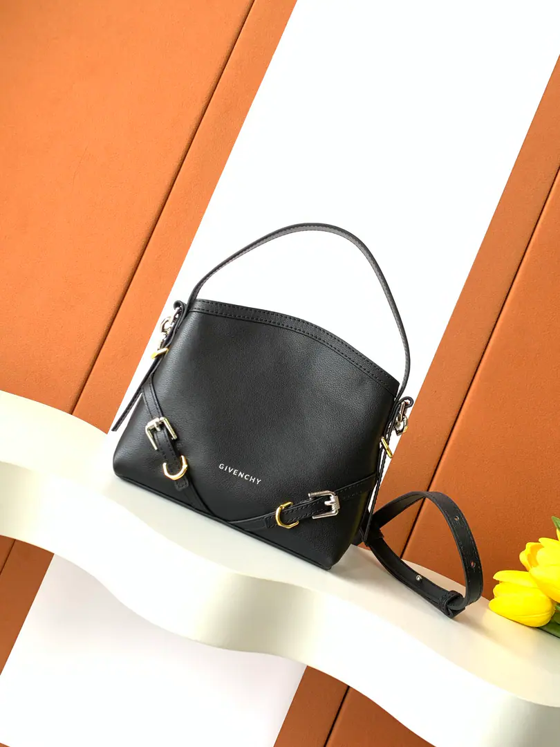 Batch. Givench*Voyounano Newly introduced latest handbagVOYOUnano, You can have all the lovely bags.！The original cow skin., A whole steel set of hardware., zpDevelopment！Come and plant the grass.✅ nanoDimensions: 19*18*4 Search the number.: 19926