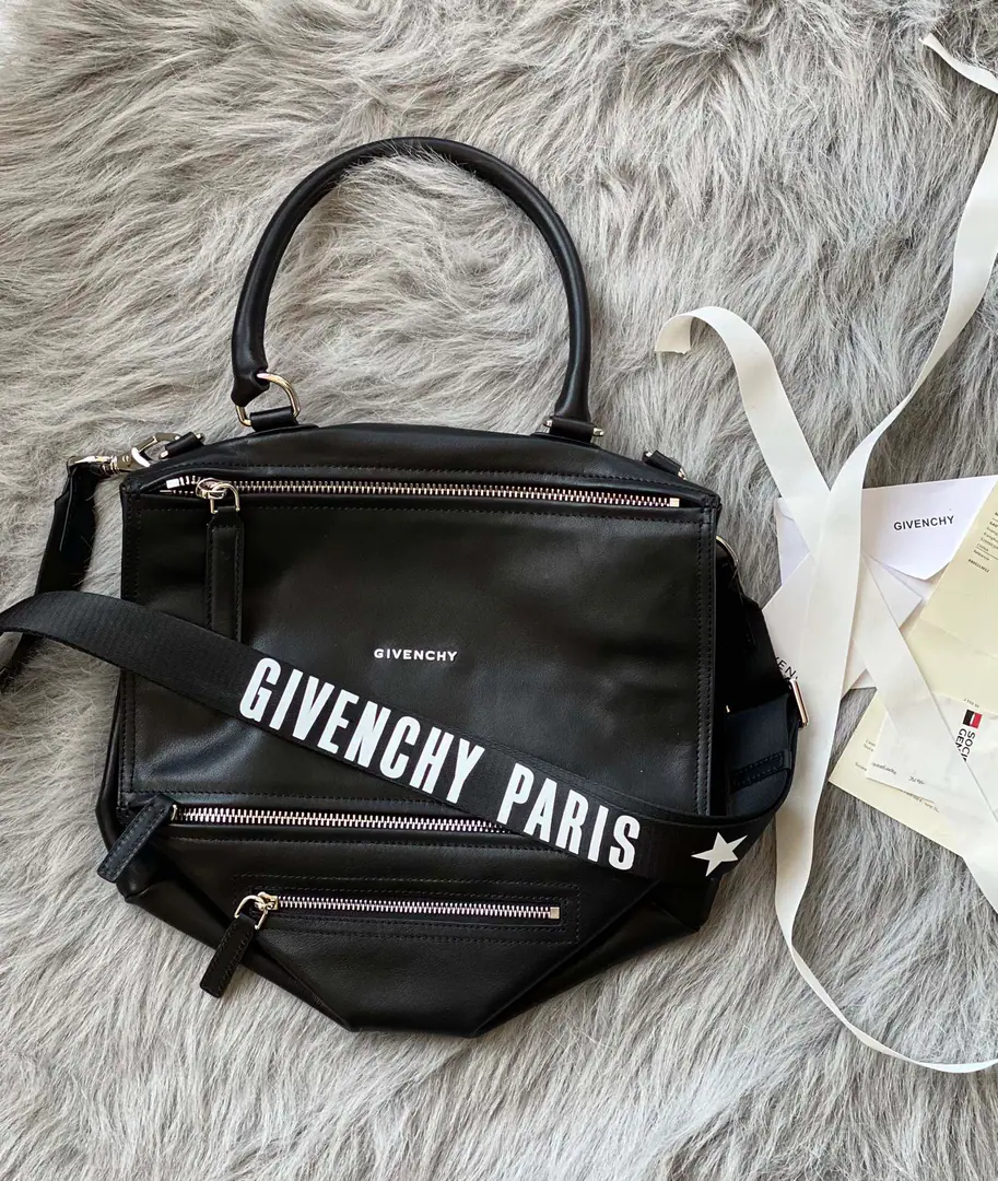 Batch GIVENCHY PANDORAThe Chifan Shi Pandora box.. The skin is soft and delicate., The canvas is inside., There's plenty of partitions.. With a disassembleable canvas wide shoulder belt., Reverses are diverse., It's a very practical one.. Dimensions: 33x16x16cm