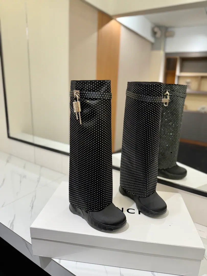 GIVENCHYKifanshi.2024New slope and lean shark boots. Fashion-brained boots., The Frenzy of the San Francisco. I'm a fan of my pants and boots., Increase, Thin. Classic version upgrades, Full-cut leather. It's a good thing., The Great Golden Construction Original1:1Development, The legs are covered with leather beams. Direct-winder design, No leg-scree. The side of the metal buttons is made of silver and gold. Asymmetric4G LOGOMetal lock Almond-shaped shoes. One slope and one...10.5cm, Front palm high.: 3.5cm ❶Fabulous.: Skins of a stump. ❷Liner: Bullskins. ❸Codes: 35～39（40, I'll make sure I don't change it.） ❹Packaging: The whole old package.
