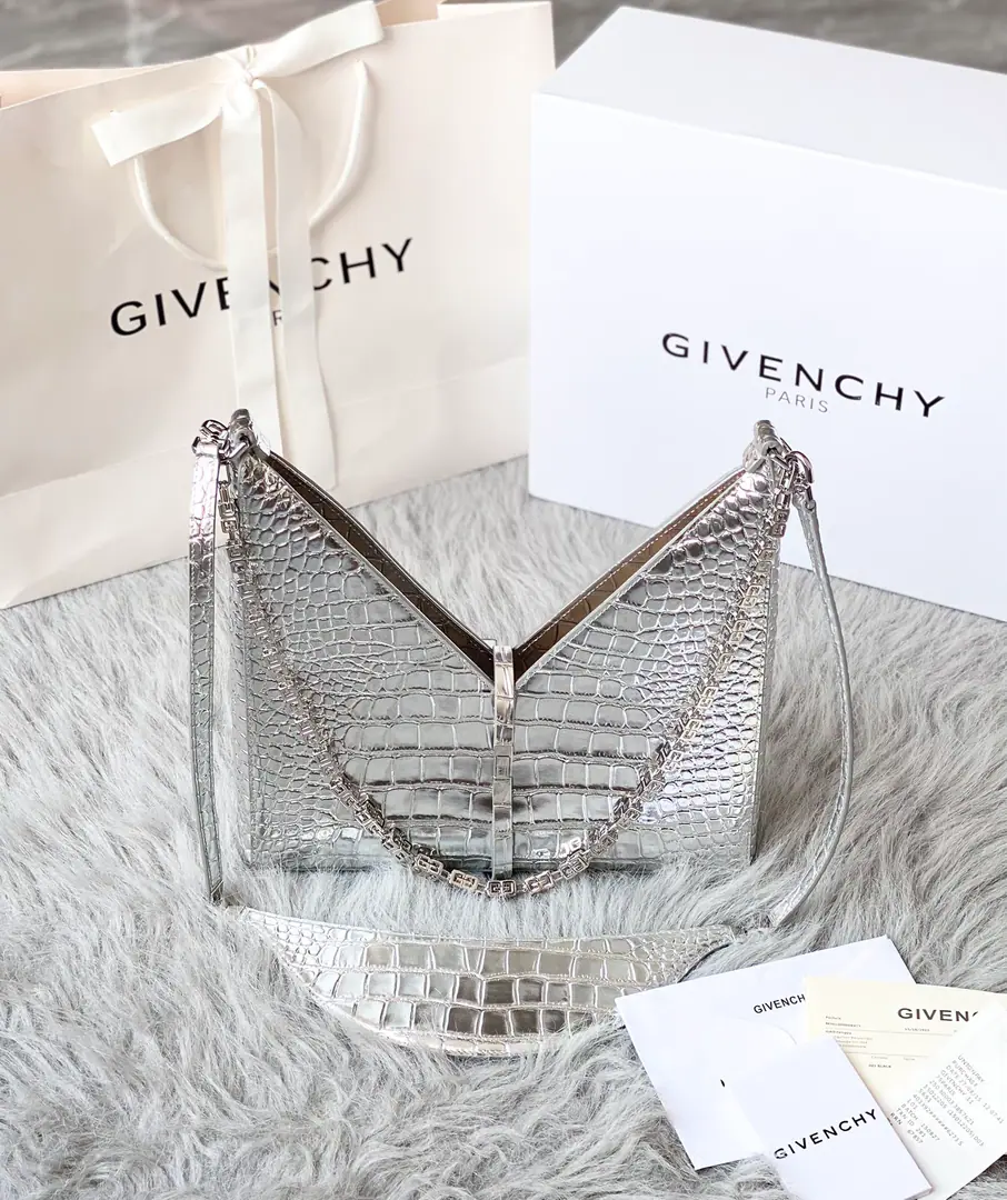 Batch 📢🇫🇷French.GI'm the newest girl in the family.VshapeCut Out Handbag. The French factory was alligator skin. With bronze.4GThe hardware chain.⛓️ size: 27*27*6