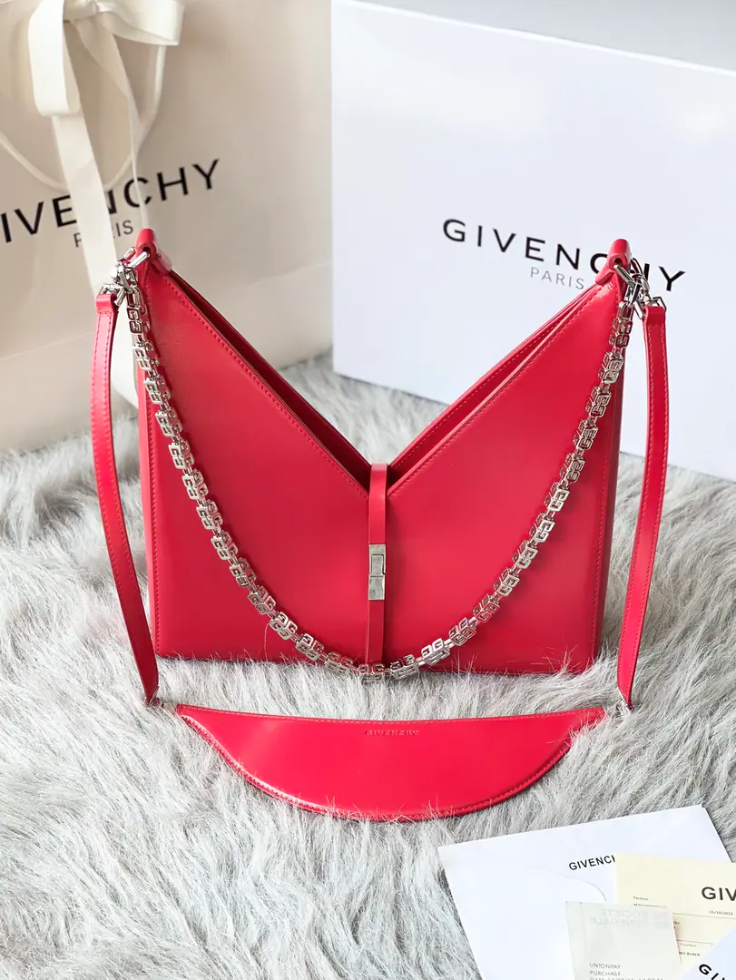 Batch 📢🇫🇷GivenchyThe new Qifanshi.VshapeCut Out Handbag. Original French factoryboxPee. With bronze.4GThe hardware chain.⛓️ size: 27*27*6