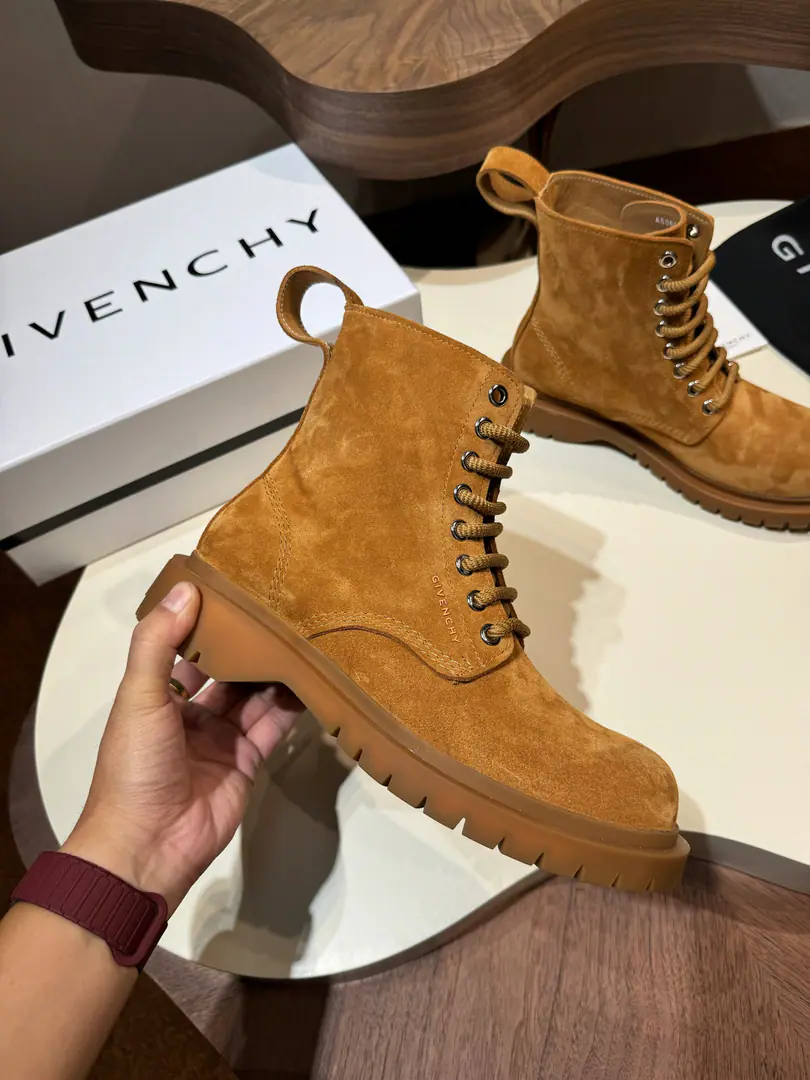Givenchy TerraMartin boots, man. Importing cattle leather Martin boots., The foot is adorned by4G logoMetal clipping straps., Cavalry buttons are thick., Side3DPrintlogo, Heeling with a stereo brand.logo Imported cattle skin+In the cow's skin.+The bottom of the private model. Size: 39-44(38.45Do it.）