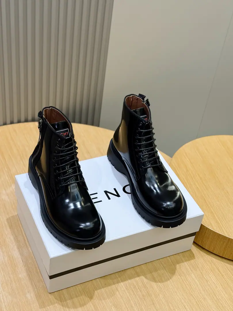 Givenchy show Men's boots. •The skin of the cow is a bead with leather boots painted. ShowSeries •Comfortable and lined shoe. •Gold-faced metal hook eye buttons. • Shoe-tucking.GIVENCHY LOGO, The heel behind the soles of the shoe.GIVENCHY LOGOPump flowers. Backstamp.4G LOGO •Rubber thick bottom •Leather inside., PressGIVENCHY 4G LOGO Size:39-44(38.45 46Custom） Ko Gang! Bottoms.