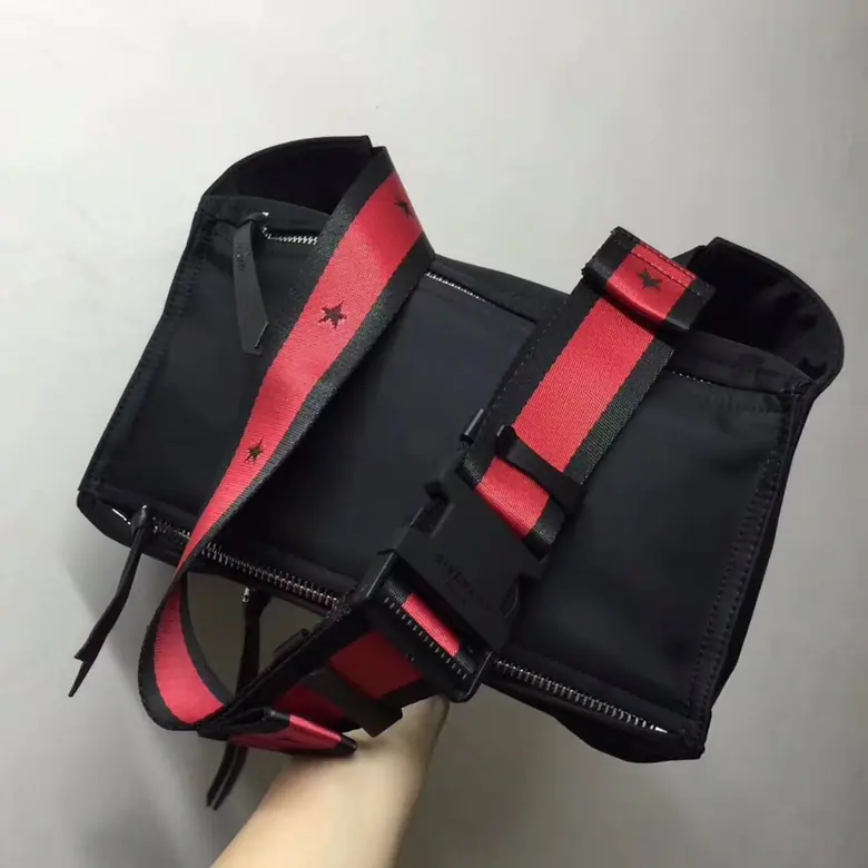 Batch. The Chifanzi male slashed his chest., It's been a few years.？Then try it., Quietly., It's a big, big capacity.. Shoulder length is the most adaptable92cm. Dimensions: 30x15x12cm.
