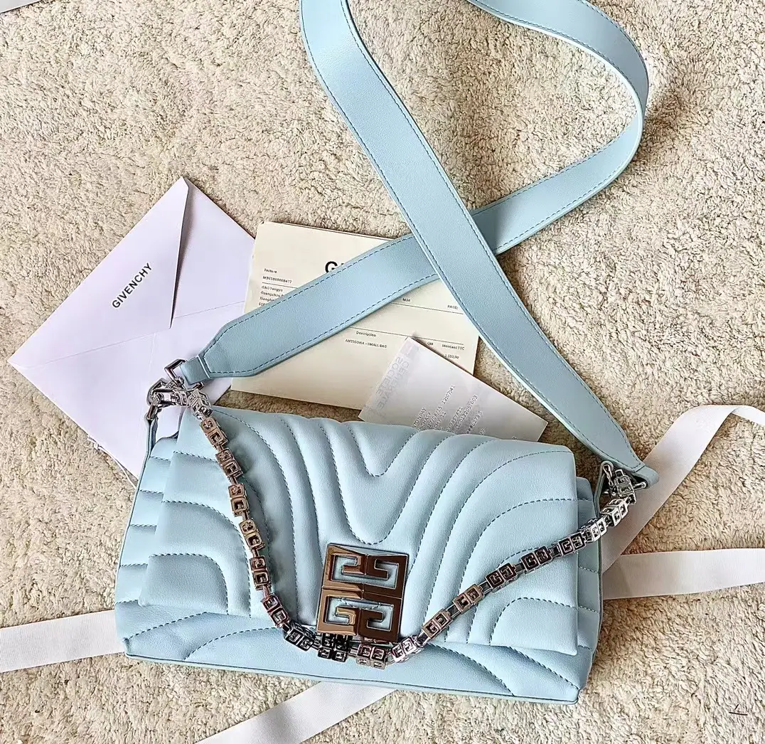 Batch Top First ListGivenchyThe latest Queen's., 4GSOFT BAGUETTE The latest stunbag., Classic and fashionable..For everyday life and for white collars. Use full steel hardware. Top sheep skin. Only by being copied. Never been overtaken. You know what you're doing. size: 25*15*6