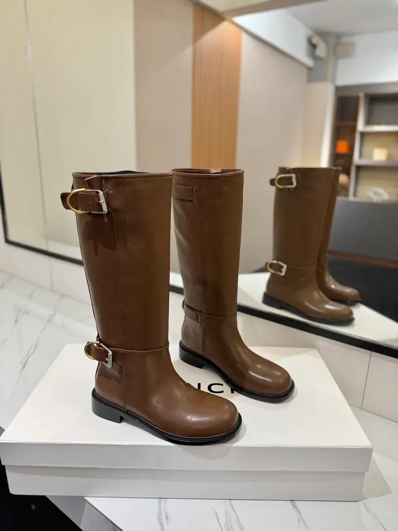Counter-grade custom version GIVENCHYKifanshi. VoyouSeries Knight's boots. Marketed maximum version👍👍👍 Kifanshi. Lock button The whole fashion circle.‼️Seconds grow into legs.🫰🫰🫰 Original development shoe super-generate ‼️Highest Return Shoes ‼️ It's very packaged. Thin. Advanced Super cozy. ‼️ Shoe.: Powder skin. Uchi.: Cowskin. Customize private template logoLogoLock button Heel.: Private Templates He's tall.3cm Otsumi!: That's a big import. Codes: 35-40【40/41:42/Custom without re-offer】