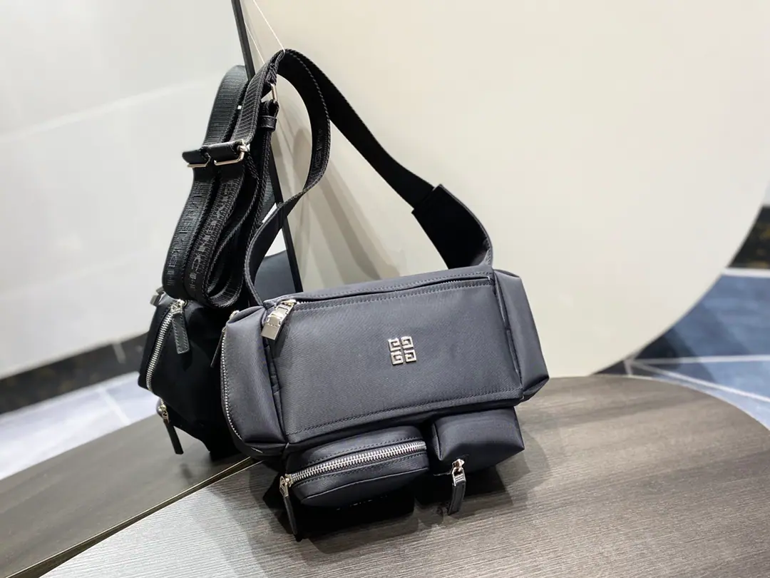 Batch. GIVENCHThe Gifan slant.（size: 22.5x12x12cm）Synchronise update of cabinet, nylon fabric production, The relatable reverberable reverberable is comfortable., Four zippers on the outside., Meet the small items class receipt.