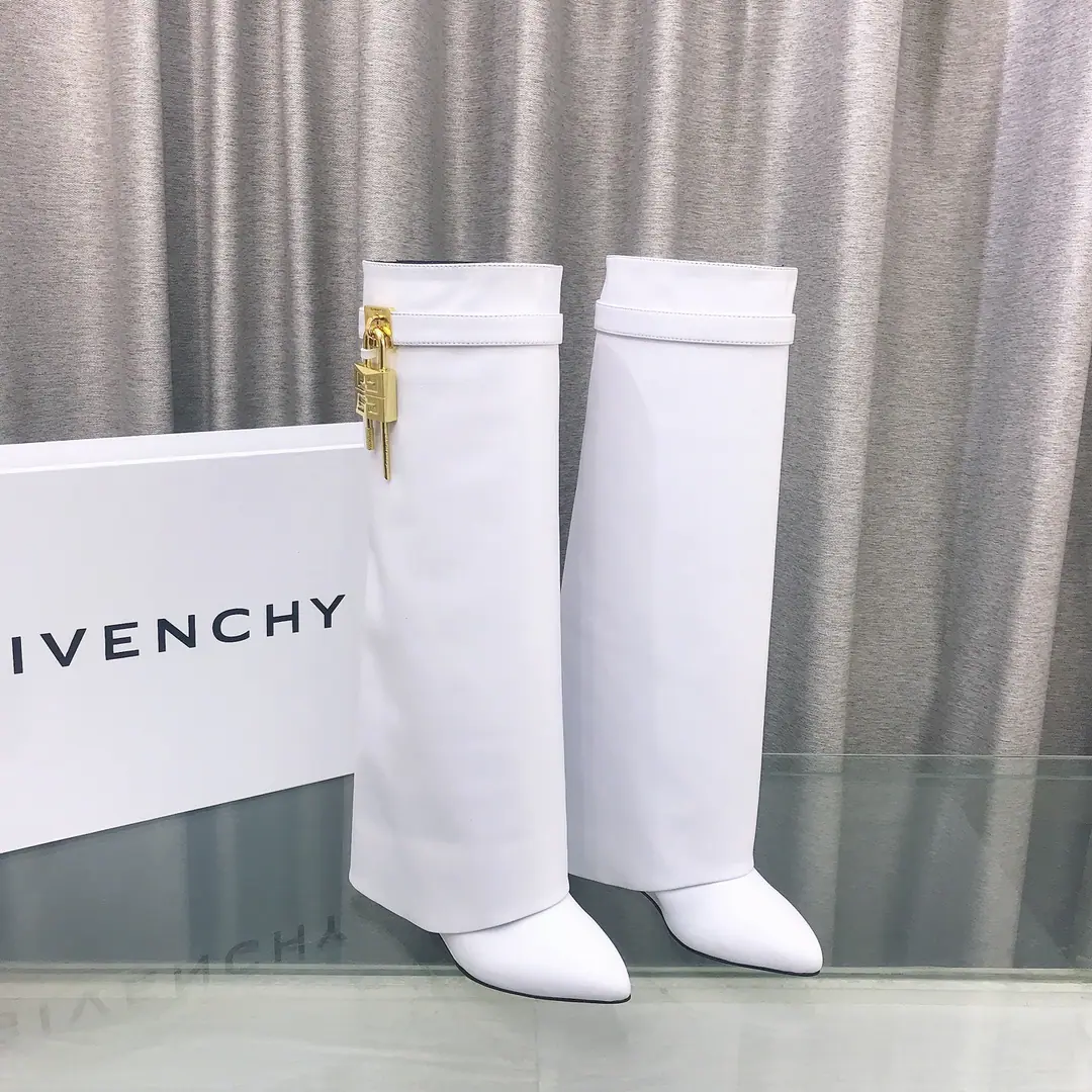 Top Version（Make a deal.） GIVENCHYThe new Gigvanshi has a new pair of boots. ✨Original1:1Development, The legs are covered with leather beams., A metal button., The side is gold asymmetric.4G LOGOMetal lock, Almond-shaped shoes., Cover the slopes and...9.5cm ✨Fabulous.: Cow leather., Liner: Lamb leather. ✨Codes: 35～42