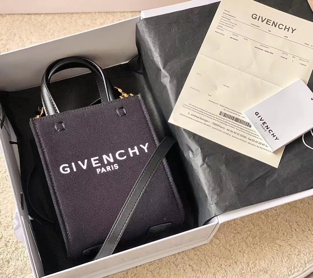 Batch Latesttote bag All steel hardware. I'm wearing a tarpaulin. It's practical and practical. Overcapacity And a package design that's a little generous. It looks like a little bit of a fashion-free thing.～ Search the number.299019 size: 17*15*5