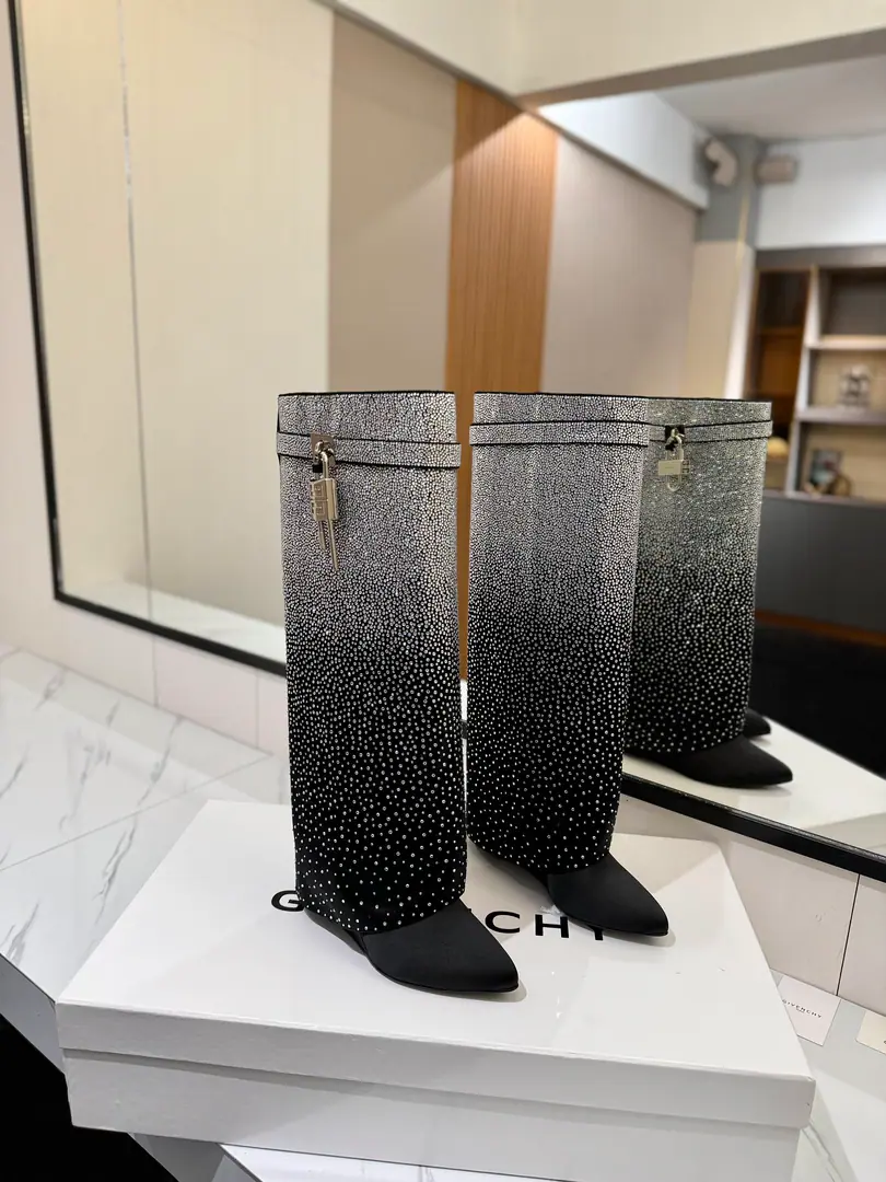 Counter-grade custom version GIVENCHY2026/𝐒𝐒 𝐧𝐞𝐰 The new Au Xiao is high and long boots., Marketed maximum version Kifanshi. Lock button More than 50,000 diamonds. The whole fashion circle.‼️ Original development shoe super-generate ‼️Highest Return Shoes ‼️ It's very packaged. Thin. Advanced Super cozy. ‼️ Shoe.: Importing silk（💯The cold and the damp can't get rid of the drill.👍） Uchi.: Cowskin. Customize private template logoLogoLock button The buttons are pure silver., Pure gold., The gold and silver mix., Just put the notes on the list. Heel.: Private Templates He's tall.8.5cm Otsumi!: That's a big import. Codes: 35-39【34.40/41:42/Custom without re-offer】