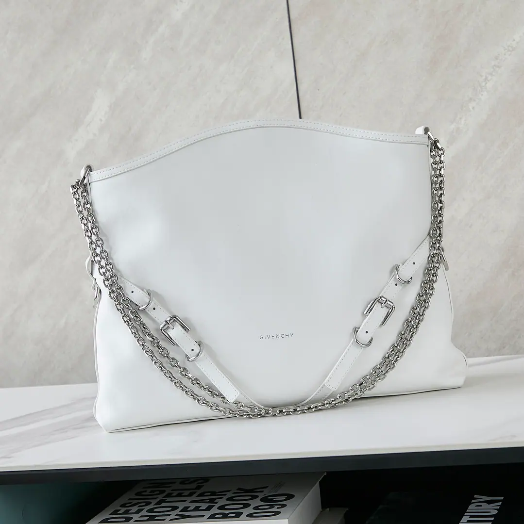 Batch. 【2️⃣0️⃣2️⃣4️⃣New paragraph】Givenc*y VoyouPut the armpit in your bag. Newly introduced latest handbagVOYOU, You're the only one who can do it.🤔Soften leather, Packet Simple, It's light and heavy. Shoulder belts can be adjusted at will. With cool, bike wind., It's a blast. It's a good-looking one. A proper dimpled Godpiece.+It's extremely functional.‼️ Medium Size: Long40xHigh27xKuan6.5cm Search the number.: 19927