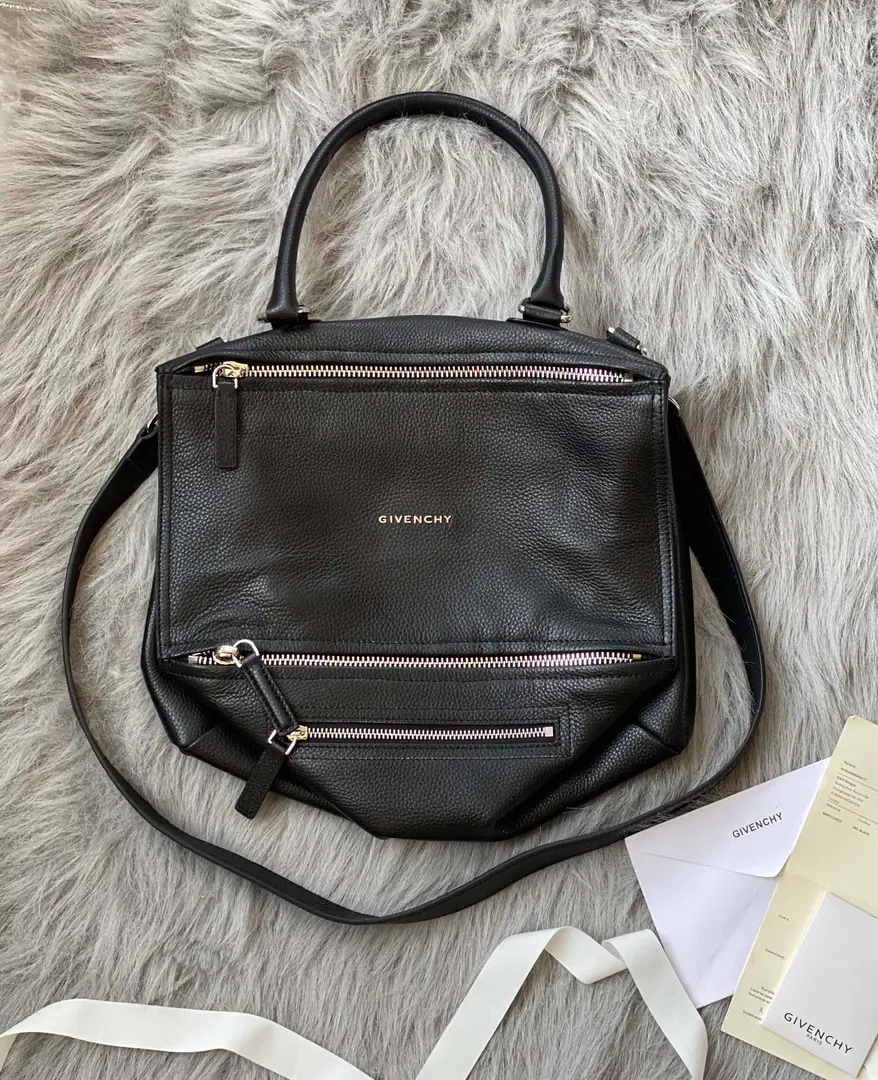 Batch GIVENCHY PANDORAThe Chifan Shi Pandora box.. The skin is soft and delicate., The canvas is inside., There's plenty of partitions.. With a disassembleable canvas wide shoulder belt., Reverses are diverse., It's a very practical one.. Dimensions: 33x16x16cm