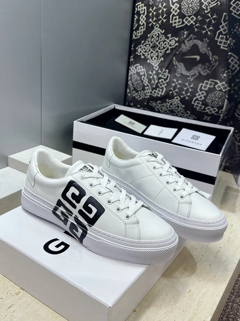 Plant prices: Female size Men+20 Top GIVENCHY 2026Spring and summer's classic couple money with four seasons of leisure shoes. The Kifansi alphabet.logoThe hardware is tied to the bottom of the round and the colored sports skateboards. Material:I'll import a cow's skin on my shoe.+In the skin of the watered cow.+Original OpenTpuOtsumi! Size: Female size35-41(40.41Custom without re-offer) Men38-46(38.45.46Customize or not change）