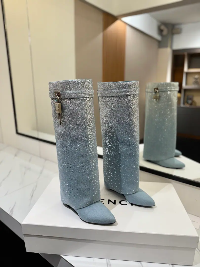 Counter-grade custom version GIVENCHY2026/𝐒𝐒 𝐧𝐞𝐰 The new Au Xiao is high and long boots., Marketed maximum version Kifanshi. Lock button Forty thousand. The whole fashion circle.‼️ Original development shoe super-generate ‼️Highest Return Shoes ‼️ It's very packaged. Thin. Advanced Super cozy. ‼️ Shoe.: Import water to wash cowboys with a dimple.（💯The cold and the damp can't get rid of the drill.👍） Uchi.: Cowskin. Customize private template logoLogoLock button The buttons are pure silver., Pure gold., The gold and silver mix., Just put the notes on the list. Heel.: Private Templates He's tall.8.5cm Otsumi!: That's a big import. Codes: 35-39【34.40/41:42/Custom without re-offer】