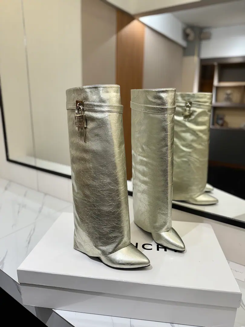 Counter-grade custom version GIVENCHY2026/𝐒𝐒 𝐧𝐞𝐰 New high heel of wrinkled boots., Marketed maximum version Kifanshi. Lock button Wrinkles. The whole fashion circle.‼️ Original development shoe super-generate ‼️Highest Return Shoes ‼️ It's very packaged. Thin. Advanced Super cozy. ‼️ Shoe.: Powder skin. Uchi.: Cowskin. Customize private template logoLogoLock button The buttons are pure silver., Pure gold., The gold and silver mix., Just put the notes on the list. Heel.: Private Templates He's tall.8.5cm Otsumi!: That's a big import. Codes: 35-40【34.40/41:42/Custom without re-offer】