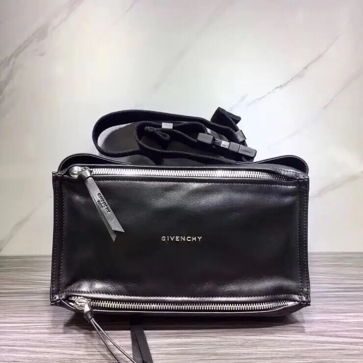 Batch. GIVENCHY The Chifanzi male slashed his chest./Single shoulder bag.（size: 30x15x12cm）I'm tired of my shoulder bag.？Then try it., Quietly., It's a big, big capacity.. Customized cattle skin, Soft and cozy., Inside is the liner.. Shoulder length is the most adaptable92cm.