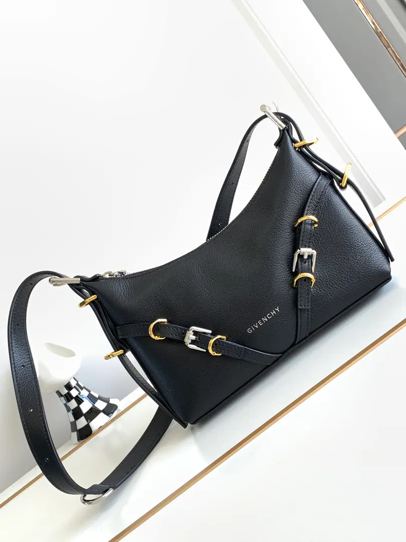 Batch Top First ListGivench*VoyouPut the armpit in your bag. Newly introduced latest handbagVOYOU, You're the only one who can do it.🤔Soften leather, Packet Simple, It's light and heavy. Shoulder belts can be adjusted at will. With cool, bike wind., It's a blast. It's a good-looking one. A proper dimpled Godpiece.+It's extremely functional.‼️ Dimensions: 24*18*3.5 Search the number.: 19928