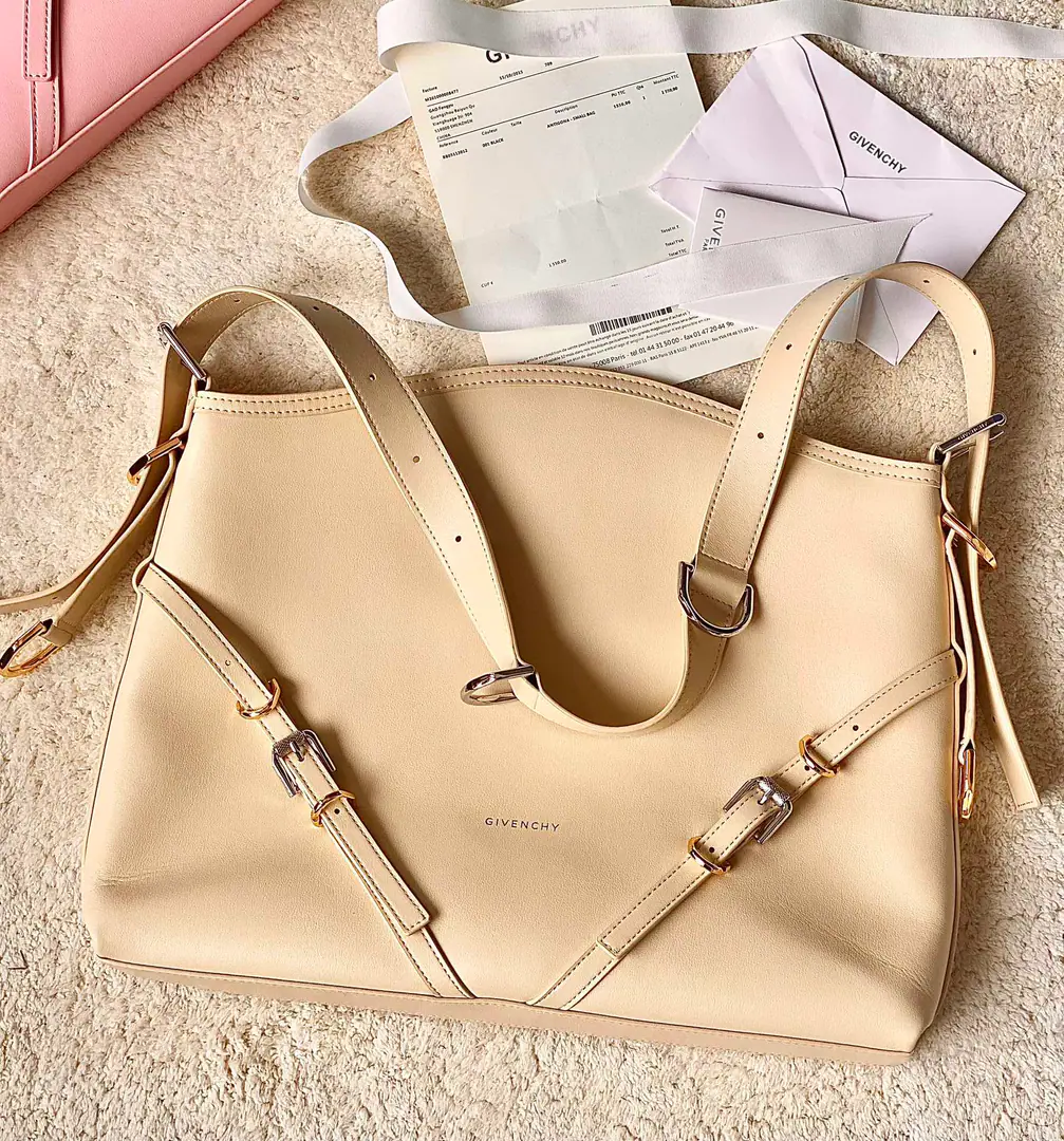 Batch Top First ListGivenchy VoyouPut the armpit in your bag. Newly introduced latest handbagVOYOU, You're the only one who can do it.🤔Soften leather, Packet Simple, It's light and heavy. Shoulder belts can be adjusted at will. With cool, bike wind., It's a blast. It's a good-looking one. A proper dimpled Godpiece.+It's extremely functional.‼️ Medium Size: Long40xHigh27xKuan6.5cm Search the number.: 19927