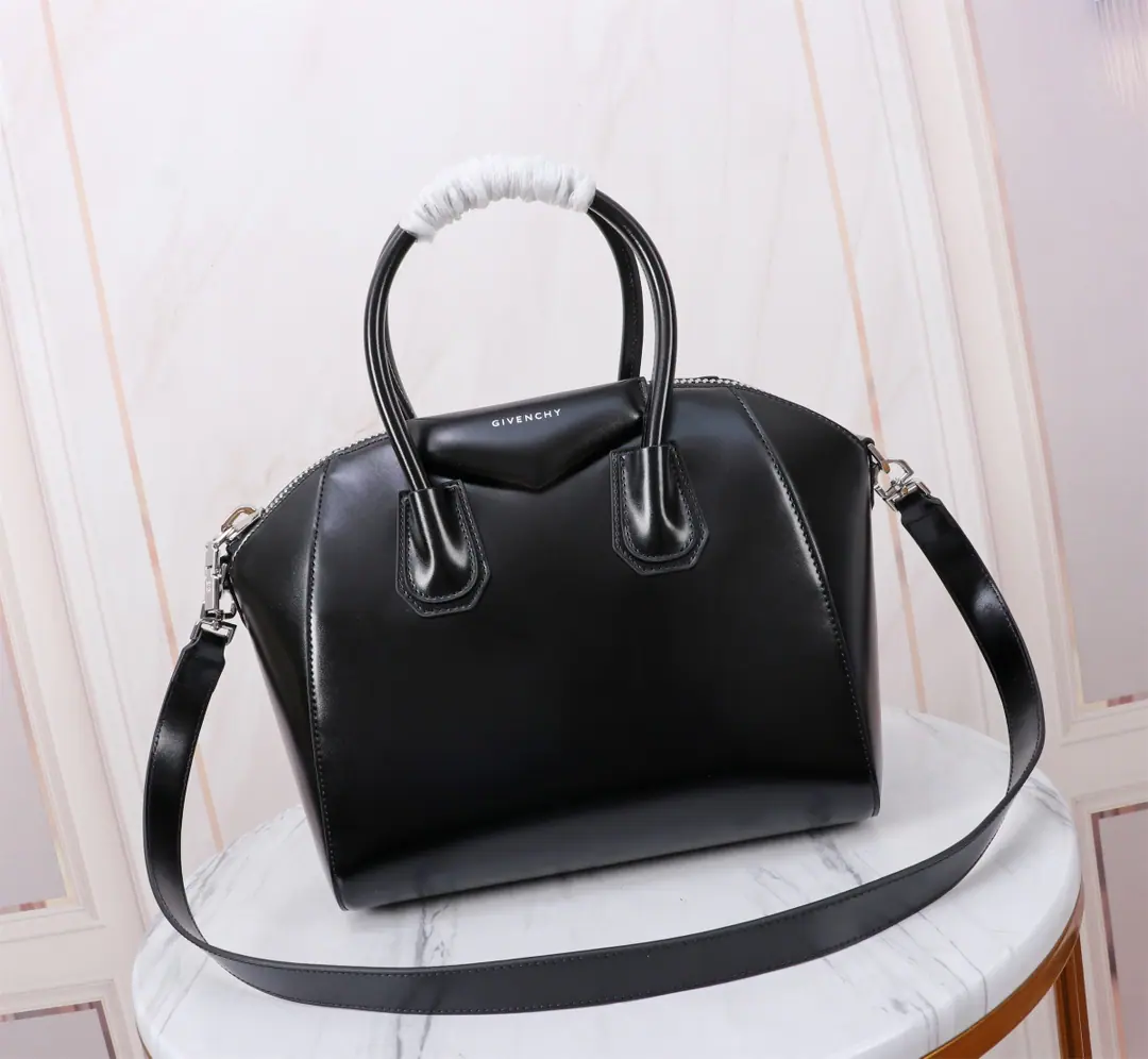 Batch. Top mass The Girvansch Classic.Antigona tote Handbag money【Medium】Import crystal skin, The latest version of the Hotlogo Big hardware pulls hands.！ Search the number.9981-2 Medium Size: 28*34*25
