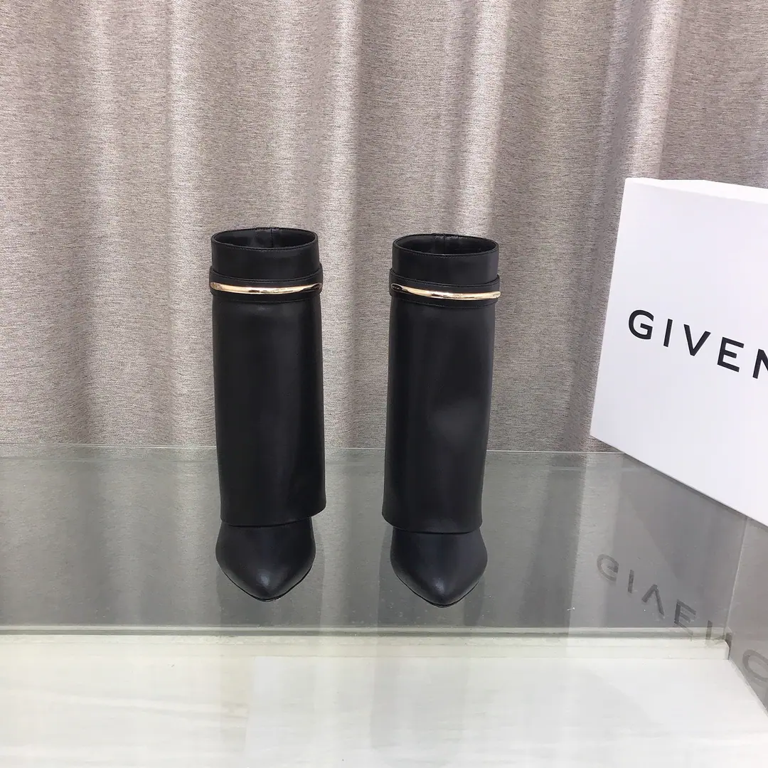 Top Version （Make a deal.） GIVENCHYKifanshi.SharkThe new series of straight boots with a pair of leather boots. ✨Original1:1Development, The legs are covered with leather beams., With a metal clip, carved.GIVENCHY LOGO, Pointy-heading shoes., Straight boots., Designing 100 sets., The layout's comfortable., Cover the slopes and...9.5cm ✨Fabulous.: Cow leather., Liner: Lamb leather. ✨Codes: 35～42