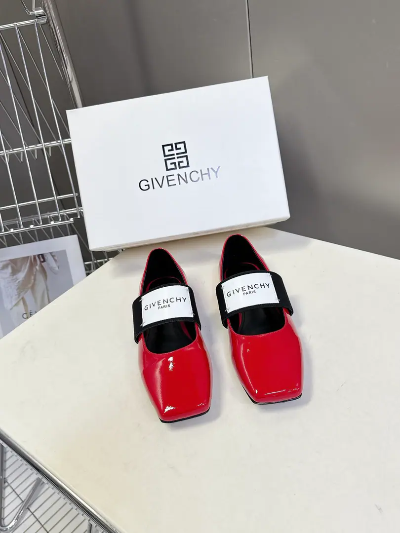 GivenchyThe same thing as the Qifan Shinan.Sliced SquareA ballerina flats. The superstar fashion masters grow grass. Cutting Head, Easy and elegant.. It's a combination of style and extreme comfort., Flexure tape”GIVENCHYPARIS“Marking, Personality.. With skirts and suit and panty pants., It's perfect for the grace of ballet shoes in different styles., Take pictures of the film. The shoes were imported in original form and painted./Mirror cow skin., I'll put my foot on the skin inside., ItalyAThat's a big one.Size: 35-41（40.41I'll make sure I don't change it.）