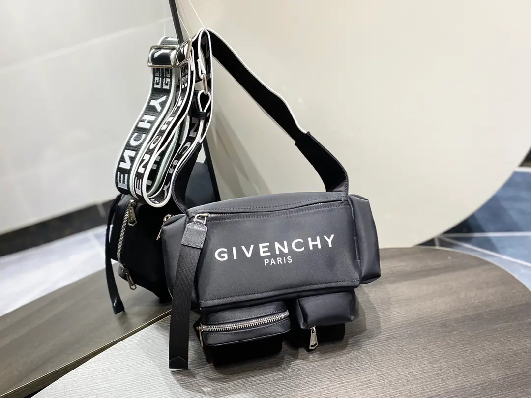 Batch. GIVENCHThe Gifan slant.（size: 22.5x12x12cm）Synchronise update of cabinet, nylon fabric production, The relatable reverberable reverberable is comfortable., Four zippers on the outside., Meet the small items class receipt.