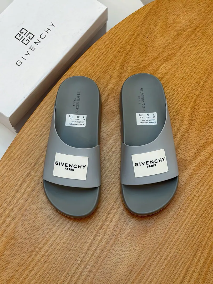 《GIVENCHY》Gifian Fashion Man slippers. It's very comfortable with your feet., Big name star's favorite luxury.. Emboss Stereotype, A classic, classy and perfect combination.. Show you the noblest of men.. New Colour Match, New visual impact👋👋👋 Codes: 38--45 8Colour Optional
