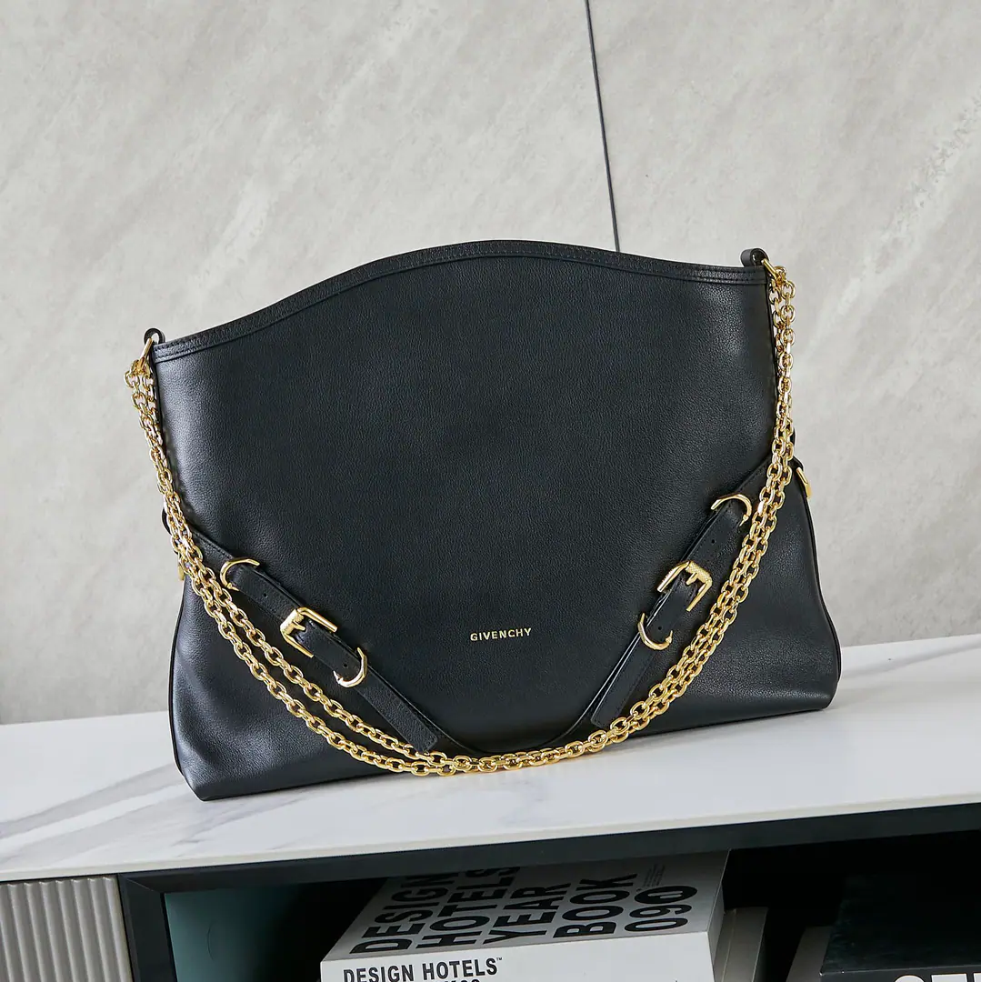 Batch. The Gifnan family. Givenc*y VoyouPut the armpit in your bag. Newly introduced latest handbagVOYOU, You're the only one who can do it.🤔Soften leather, Packet Simple, It's light and heavy. Shoulder belts can be adjusted at will. With cool, bike wind., It's a blast. It's a good-looking one. A proper dimpled Godpiece.+It's extremely functional.‼️ Medium Size: Long40xHigh27xKuan6.5cm Search the number.: 19927